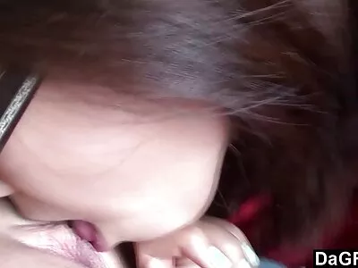 ശമ്പളത്തിൽ ജീവിക്കുക അസാധ്യമാണ്, അതിനാൽ മോഡലിന് ബോസുമായി ഇത് ചെയ്യണം