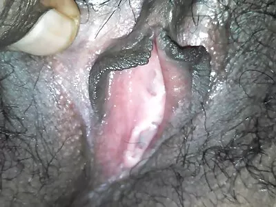 തൂങ്ങിക്കിടന്ന അപരിചിതന്റെ വലിയ കോഴിയുമായി സുന്ദരിയായ കൗമാരക്കാരൻ ചൂടുപിടിക്കുന്നു
