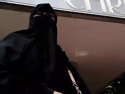 നന്നായി തൂങ്ങിക്കിടന്ന പട്ടാളക്കാരൻ ഒരു വലിയ ബൂബ്ഡ് ബ്രൂണറ്റിനെ സന്തോഷത്തോടെ മുട്ടുന്നു