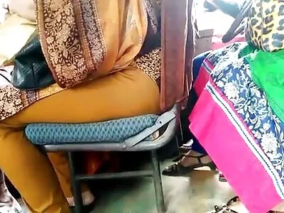 ചുവന്ന മുടിയും ചെറിയ മുലകളുമുള്ള കറുത്ത കൗമാരക്കാരൻ വലിയ വെളുത്ത കോഴിയെ പരിശോധിക്കുന്നു