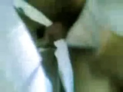 ഡിക്ക് മുലകുടിപ്പിച്ച ശേഷം റെയിലിൽ കണ്ണട വച്ച സുന്ദരിയായ അമച്വർ കാമുകി