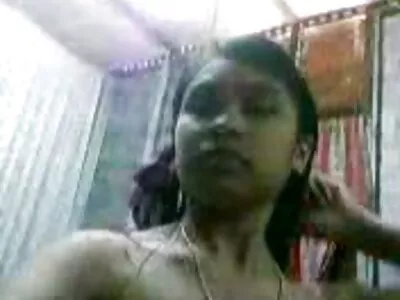 നിസ്സഹായയായ അടിമ പെൺകുട്ടിയെ നഗ്നയായി കാലുകൾ അകലത്തിൽ ബന്ധിച്ചിരിക്കുന്നു